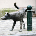 Garden decoration antique bronze dog peeing sculpture